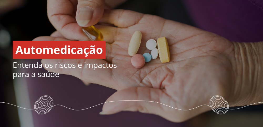 mãos com comprimidos de diversos formatos e cores